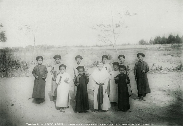 Những bé gái đạo Công giáo trong trang phục đám rước ở Thanh Hóa thập niên 1920. Ảnh tư liệu.