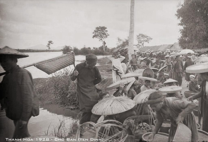 Một chợ bản ở Yên Định, Thanh Hóa năm 1928. Ảnh tư liệu.