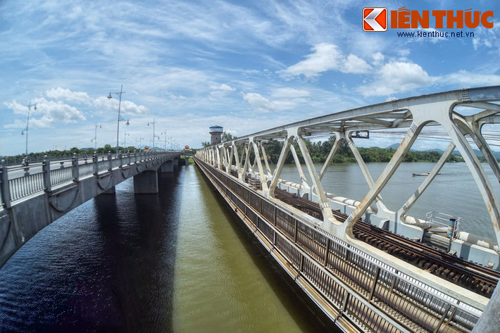 Đến năm 2009, cạnh cầu sắt Bạch Hổ, một cây cầu mới với tên gọi cầu đường bộ Bạch Hổ được khởi công xây dựng. Cây cầu này khánh thành tháng 8/2012, đến tháng 12 cùng năm được đổi tên là cầu Dã Viên.