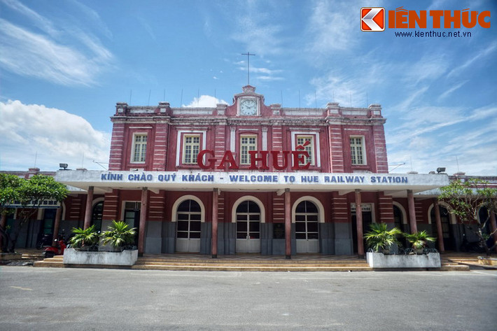 Ga được người Pháp cho xây năm 1908, tên cũ là ga Trường Súng, là một nhà ga trên tuyến đường sắt Đông Hà - Đà Nẵng. Tuyến đường sắt này dài 171 km, được xây dựng từ năm 1902-1908. Đến năm 1936, tuyến đường này trở thành một phần của tuyến đường sắt Bắc - Nam.