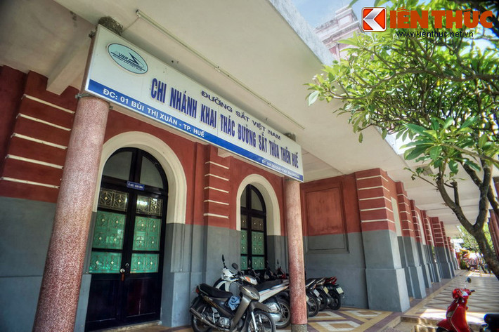 Vua Duy Tân sau cuộc khởi nghĩa không thành năm 1916 đã bị đưa lên ga Huế để bắt đầu cuộc đày ải sang đảo Réunion của Pháp.