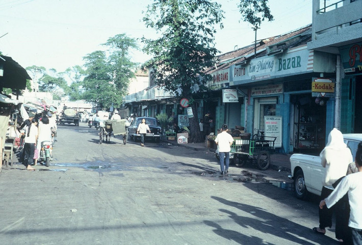 Trên đường Trưng Trắc. Ảnh: Tom Twitty.