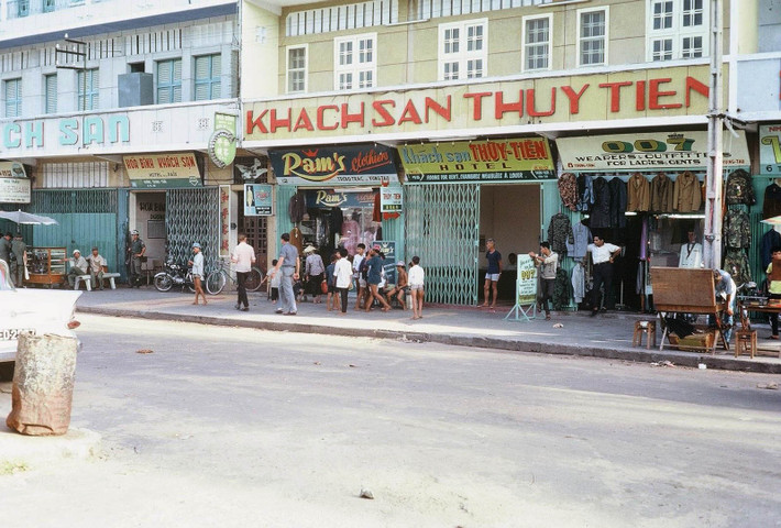 Khách sạn Thủy Tiên trên đường Trưng Trắc. Ảnh: Tom Twitty.