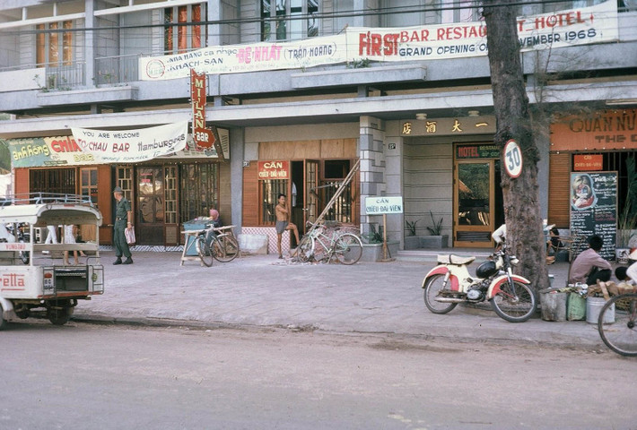 Dãy khu quán bar, nhà hàng ở đường Trần Hưng Đạo, tụ điểm giải trí ưa thích của lính Mỹ ở Vũng Tàu. Ảnh: Tom Twitty.
