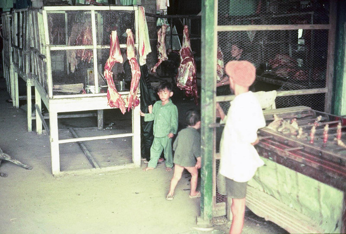 Các quầy bán thịt ở chợ. Ảnh: Tom Twitty.