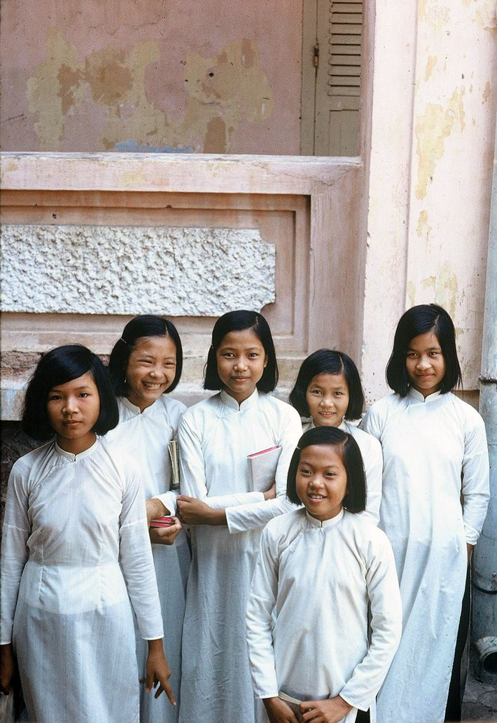 Nữ sinh áo dài ở Vũng Tàu. Ảnh: Tom Twitty.