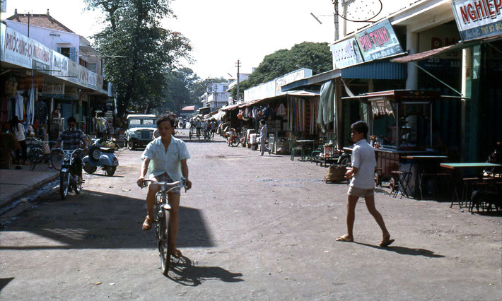 Trên đường Trưng Trắc. Ảnh: Tom Twitty.