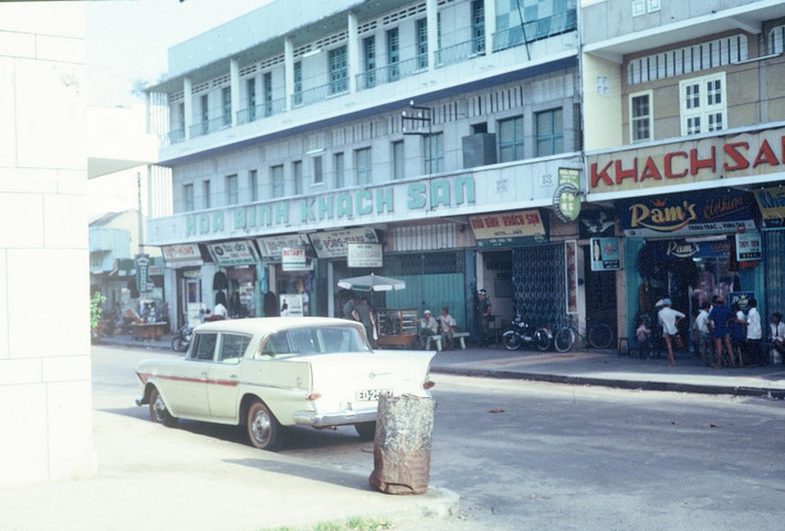 Khách sạn Hòa Bình trên đường Trưng Trắc. Ảnh: Tom Twitty.