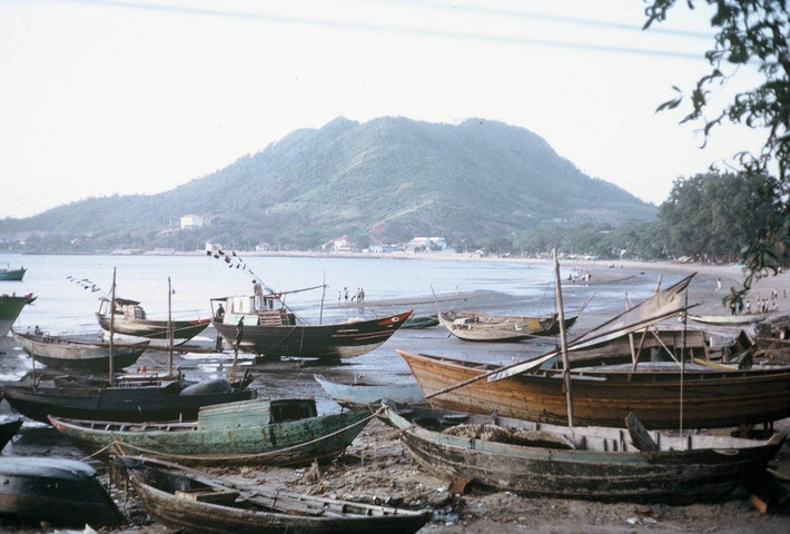 Từ Bãi Trước nhìn về phía núi Lớn, Vũng Tàu năm 1967. Ảnh: Tom Twitty.