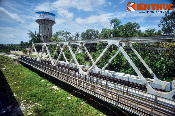 Trải qua một quá trình lịch sử lâu dài, cầu sắt Bạch Hổ và tháp nước ở cồn Dã Viên đã trở thành một hình ảnh ghi dấu trong tâm trí nhiều thế hệ người Huế.