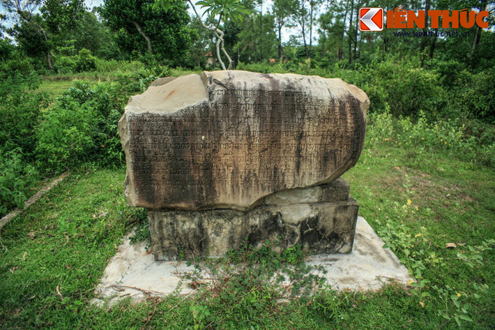 Một tấm bia đá cổ được dựng trong khuôn viên tháp.
