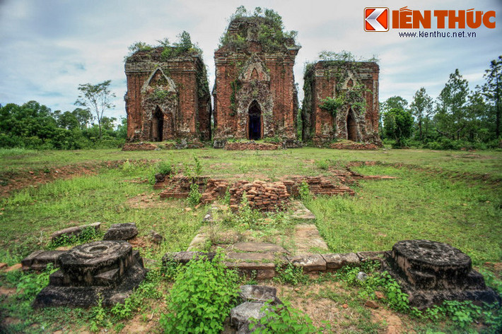 Tháp Chiên Đàn là một cụm tháp Chăm cổ nằm ở xã Tam An, TP Tam Kỳ, tỉnh Quảng Nam. Nơi đây có ba ngôi tháp khá lớn, tuy nhiên chỉ còn tháp trung tâm là nguyên vẹn với phần thân và chóp mái, hai ngôi tháp còn lại đã mất hoàn toàn các tầng phía trên, chỉ còn lại phần thân tháp.