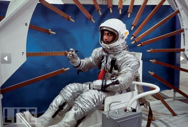 Phi hành gia người Mỹ Gus Grissom kiểm tra phạm vi chuyển động phù hợp với một loạt thước cảm ứng được gắn vào khung mô phỏng buồng lái một con tàu vũ trụ ở Dallas, Texas, nước Mỹ năm 1964. Ảnh: Life.