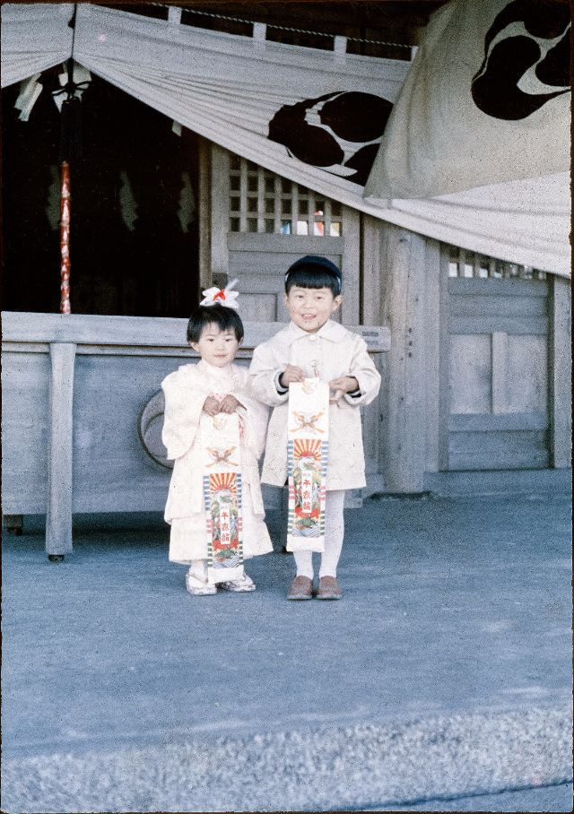 Hai anh em trong trang phục lễ hội truyền thống của người Nhật. Ảnh: Vintage Japan-esque.