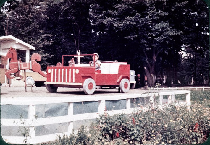 Tài xế nhỏ tuổi lái xe mô hình trong công viên. Ảnh: Vintage Japan-esque.