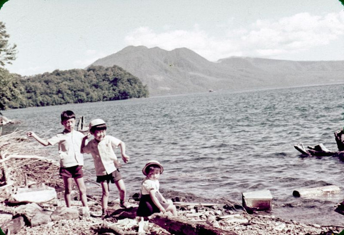Hai chú bé ném đá xuống nước trong khi và cô bé nhìn vào ống kính máy ảnh. Ảnh: Vintage Japan-esque.