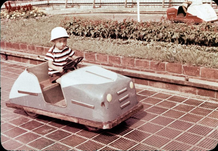 Trổ tài lái xe đồ chơi. Ảnh: Vintage Japan-esque.