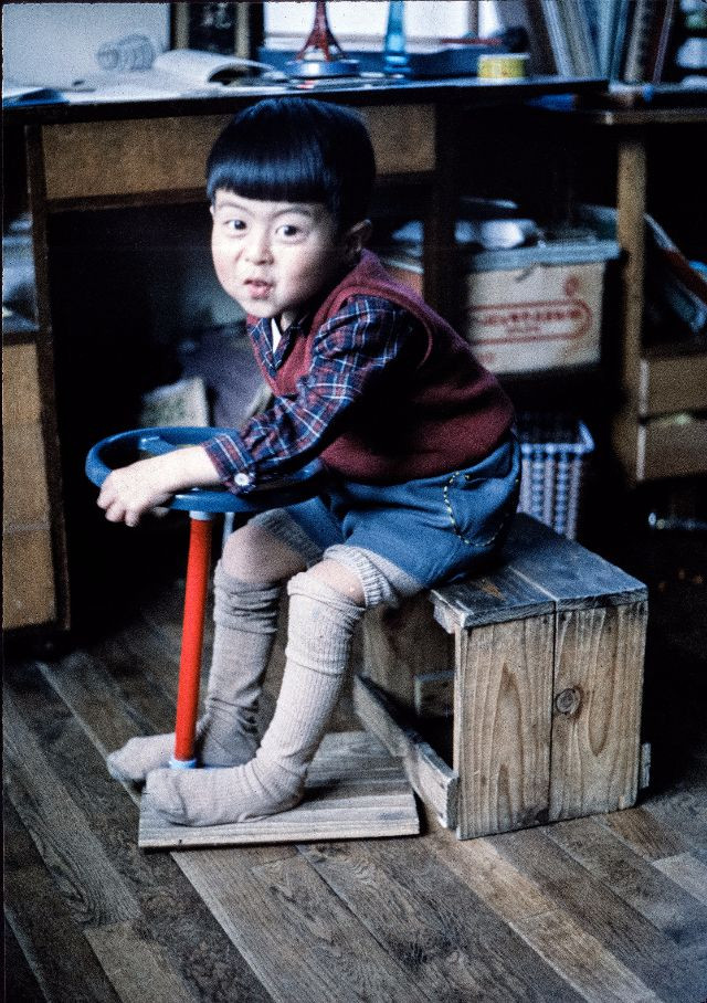 Cậu bé và chiếc vô-lăng đồ chơi. Ảnh: Vintage Japan-esque.