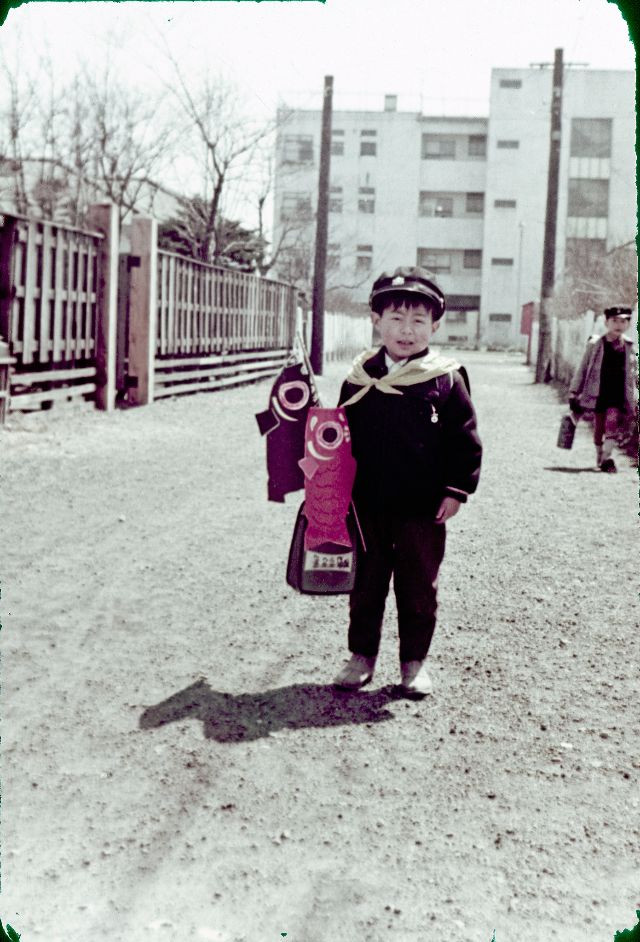 Bé trai cầm đèn lồng cá chép trên tay. Ảnh: Vintage Japan-esque.
