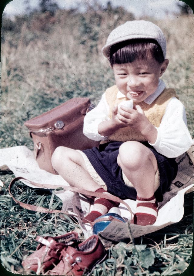 Vẻ hào hứng của chú bé trong một chuyến dã ngoại. Ảnh: Vintage Japan-esque.