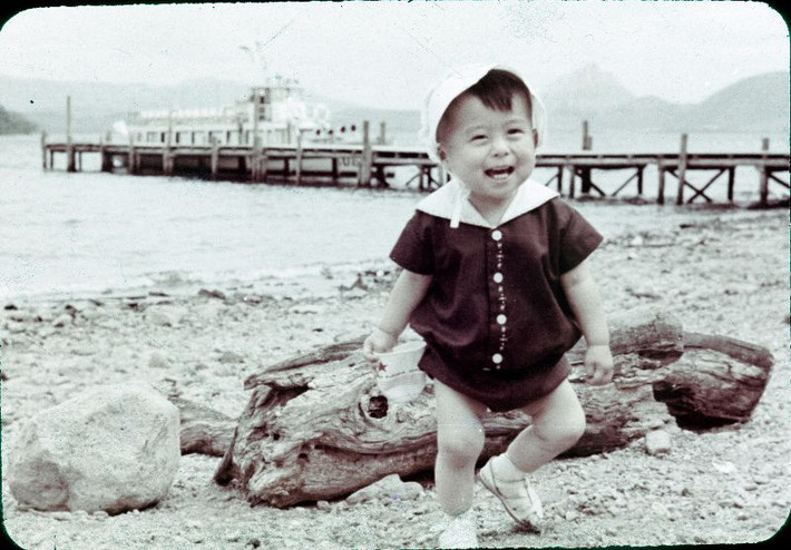 Bé con ở bến tàu. Ảnh: Vintage Japan-esque.