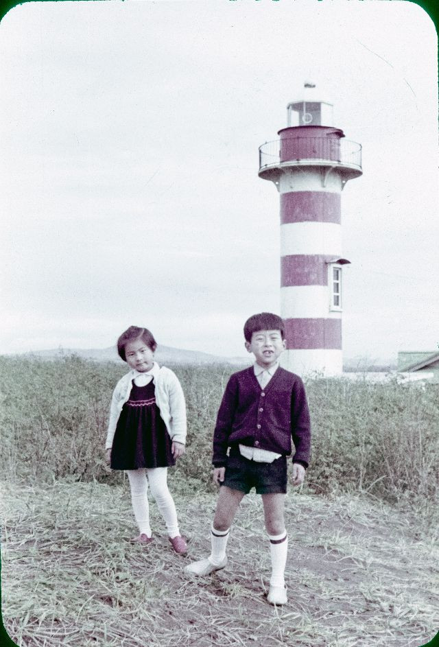 Hai anh em đứng trước ngọn hải đăng. Ảnh: Vintage Japan-esque.