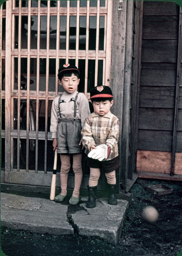 Hai vận động viên bóng chày nhí với chiếc mũ có logo của đội bóng chày Yomiuri Giants đội trên đầu. Ảnh: Vintage Japan-esque.