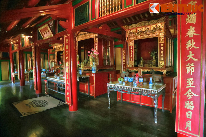 Tầng dưới của Khương Ninh Các là nơi ăn ở, sinh hoạt của các bà phi tần lớn tuổi đã quy y hoặc xuất gia tu Phật. Tầng trên là nơi thờ cúng các vị Phật, Thánh Thần nhằm phục vụ nhu cầu tín ngưỡng của các bà Hoàng thái hậu.
