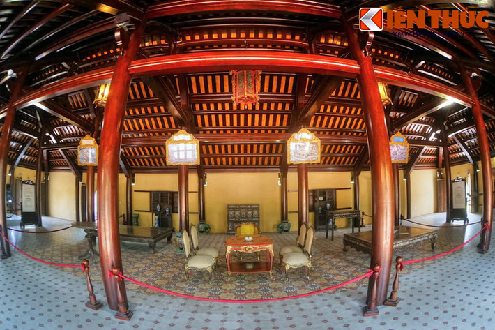 Đối xứng với lầu Tịnh Minh qua sân trước chính điện cung Diên Thọ là nhà Tả Trà. Tòa nhà này có ba gian hai chái xây bằng gạch và gỗ, được cải tạo bê tông vào năm 1927. Nhà Tả Trà từng bị bom đạn phá hủy năm 1968, từ năm 2011 được phục hồi nguyên trạng.