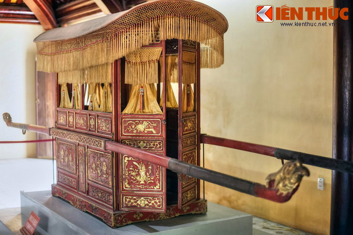 Một hiện vật đặc sắc khác là chiếc kiệu cổ của Hoàng thái hậu Từ Cung (1890 - 1980, vợ Vua Khải Định, mẹ Vua Bảo Đại).