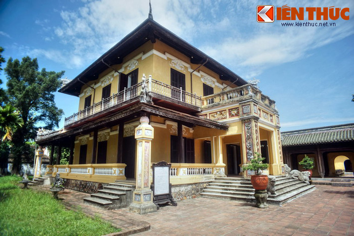 Nằm ở phía Tây Nam Diên Thọ chính điện, Lầu Tịnh Minh được xây vào năm 1927 đời vua Bảo Đại, trên nền của Thông Minh đường - một trong số các nhà hát tuồng được triều Nguyễn dựng trong Đại Nội.