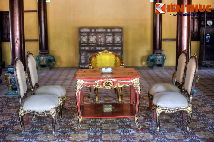 Vào thời Nguyễn, nhà Tả Trà là nơi những ai vào yết kiến Hoàng thái hậu ngồi chờ trước khi được bà tiếp đón. Ngày nay, khu nhà này là một phòng trưng bày cổ vật.