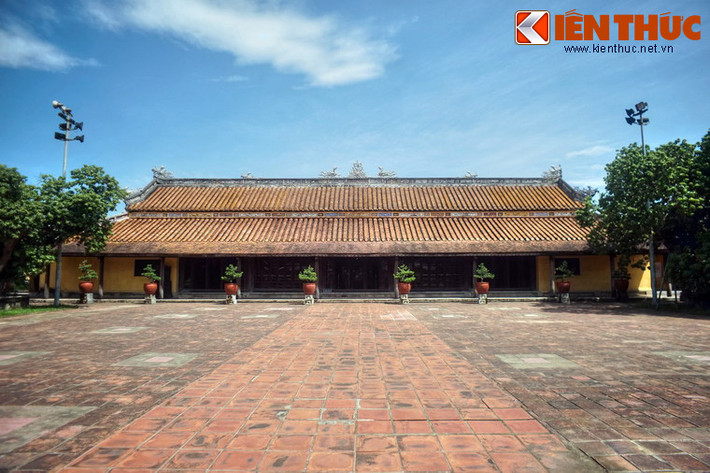 Công trình trung tâm của cung Diên Thọ là tòa Diên Thọ chính điện, xây bằng gạch và gỗ sơn đen. Chính điện xây hình chữ nhật, rộng 27,5m, dài 34,7m, diện tích gần 960m². Nền điện cao 1 thước 4 tấc (khoảng 56 cm), thềm trước điện 3 bậc đá xanh, thềm sau điện hai bên 2 bậc đá xanh.