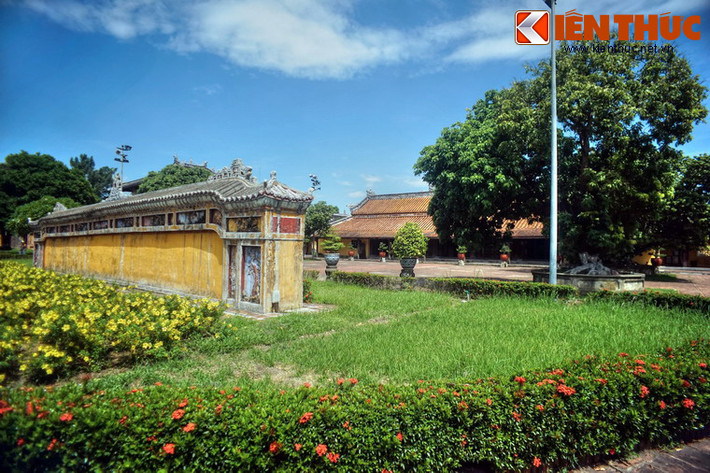 Phía Bắc cửa Thọ chỉ có một bức bình phong rất dài bằng gạch. Phía Nam cửa Diễn Trạch cũng có bức bình phong. Bình phong tiền và hậu cung Diên Thọ vừa có tác dụng ngăn tà khí theo quan niệm phong thủy, vừa tạo nên sự uy nghiêm chốn hoàng cung.