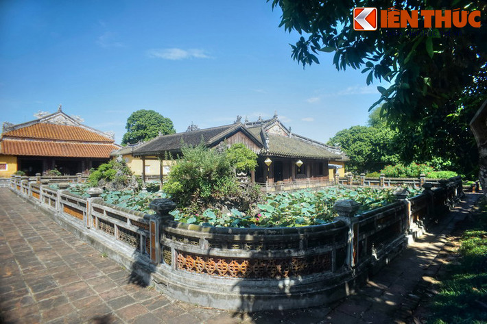 Nằm ở phía Đông của Diên Thọ chính điện là tạ Trường Du, một nhà thủy tạ được dựng vào năm 1849 trong lần đại tu cung Gia Thọ, chuẩn bị cho lễ Tứ tuần đại khánh tiết của Hoàng thái hậu Từ Dụ.