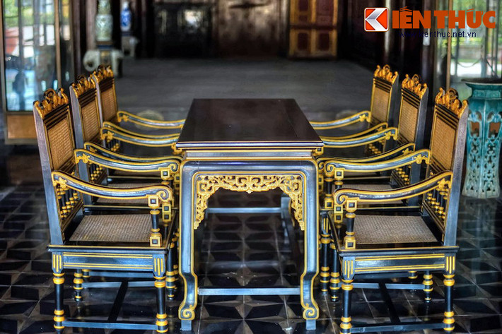 Một bộ bàn ghế dát vàng trong điện.