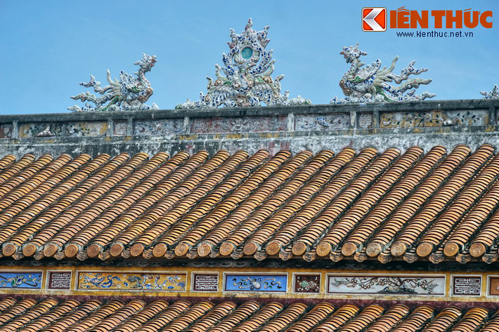 Mái Diên Thọ chính điện có hai tầng, lợp ngói lưu ly vàng. Nóc mái và đầu đao trang trí hình chim phượng - tượng trưng cho địa vị của phụ nữ hoàng tộc Nguyễn.