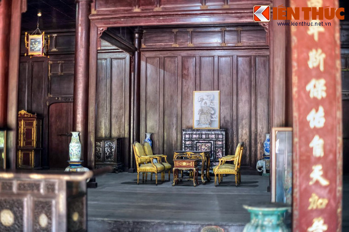 Ba gian giữa tòa điện đặt bục gỗ, kê bàn ghế làm nơi Hoàng thái hậu tiếp khách.