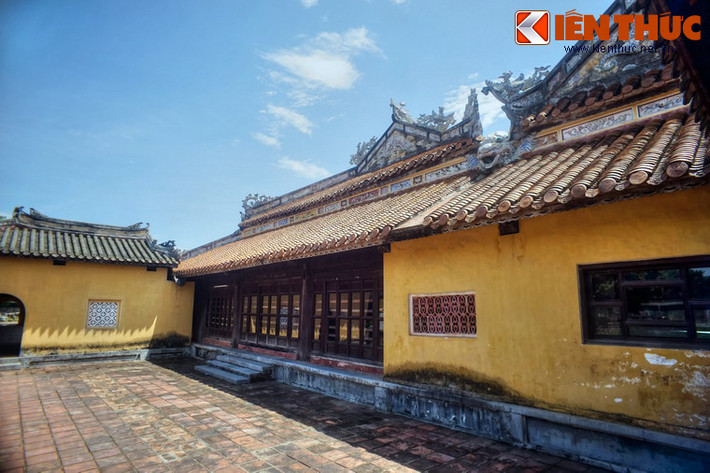 Cung điện được xây dựng vào tháng 4/1804 để làm nơi sinh sống của bà Hiếu Khang hoàng hậu, mẹ vua Gia Long. Cung điện tiếp tục được các đời vua sau như Minh Mạng, Tự Đức, Thành Thái, Khải Định cho đại tu, sửa chữa để phục vụ cho nhiều vị Hoàng thái hậu triều Nguyễn.