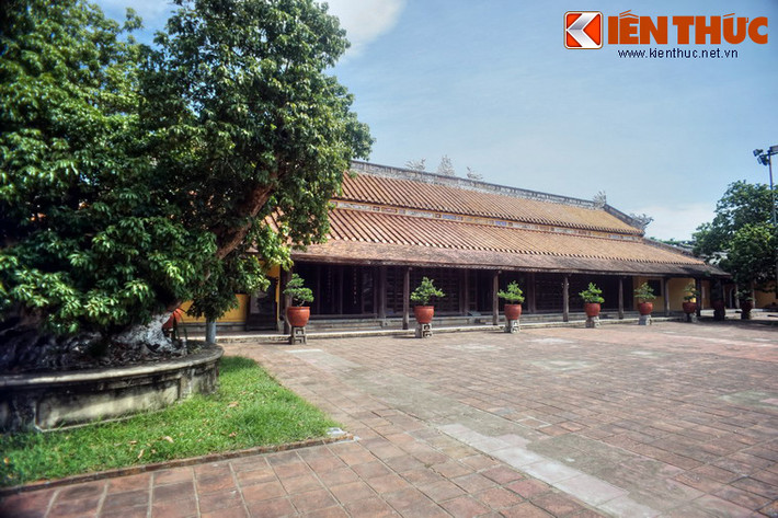 Điện là tòa nhà kép kiểu "trùng thiềm điệp ốc" rất đồ sộ, tiền điện bảy gian hai chái nối với chính điện năm gian hai chái kép bằng bộ vì "vỏ cua" chạm trổ tinh xảo và hai hiên trước sau. Hiên trước rộng 2m, hiên sau rộng 4,5m.
