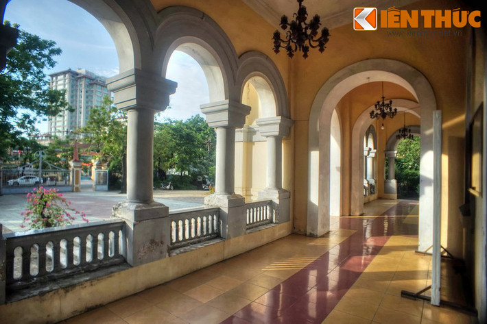 Dãy hành lang ở mặt trước nhà thờ. Cổng chính dạng vòm với hai cánh bằng gỗ có các ô trang trí hình thập tự. Không gian trong thánh đường. Cung thánh được bài trí trang nghiêm. Một bên cánh của thánh đường. Hang đá của nhà thờ. Khuôn viên nhà thờ khá rộng và nhiều cây xanh. Một số hình ảnh khác về nhà thờ Giáo xứ Francis Xavier ở Huế.