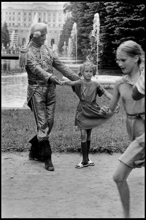 Phía trước đài phun nước của cung điện Peterhof, Leningrad năm 1988. Ảnh: Elliott Erwitt / Magnum Photos.