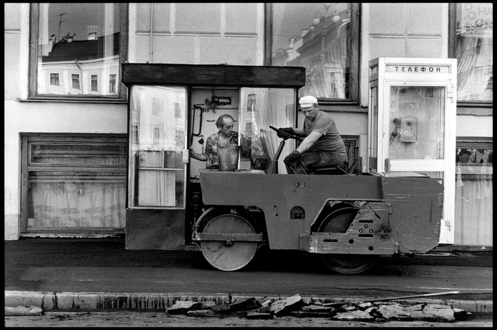 Công nhân làm đường tác nghiệp ở một góc phố, 1988. Ảnh: Elliott Erwitt / Magnum Photos.