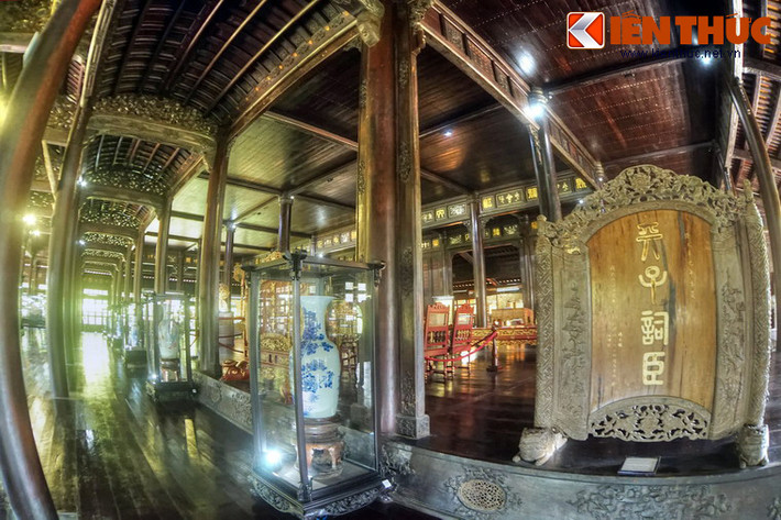 Điều khác biệt lớn giữa điện Long An so với các ngôi điện khác của nhà Nguyễn là những chi tiết gỗ không sơn son thếp vàng mà chỉ để mộc trơn.