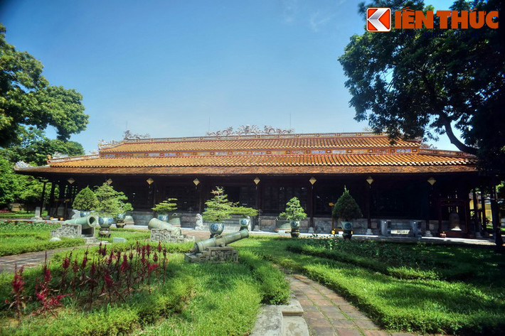 Tòa điện này được xây kiểu "trùng thiềm điệp ốc" như nhiều cung điện khác ở Huế, gồm hai tòa nhà song song, nhà trước 7 gian với 8 bộ "vì kèo chồng rường giả thủ", nhà sau 5 gian với 6 bộ "vì kèo cánh ác". Công trình đặt trên nền cao 1,1m, vỉa ốp đá thanh.