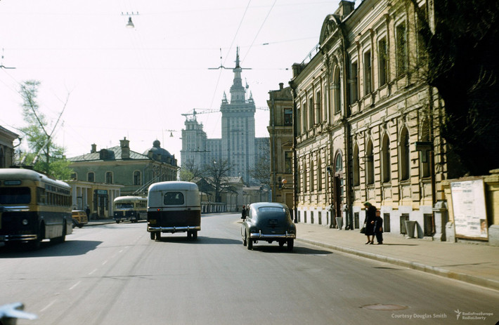 Trên đường Bolshaya Nikitskaya. Phía xa là tòa nhà Quảng trường Kudrinskaya. Ảnh: Russiatrek.org.