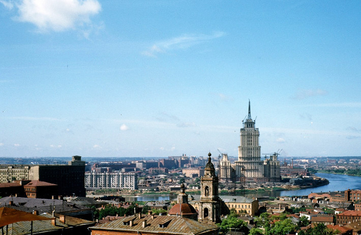 Một góc thành phố Moscow năm 1953-1954 nhìn từ sân thượng Đại sứ quán Mỹ ở đại lộ Novinsky. Phía trước là tháp chuông nhà thờ Chín vị Thánh Tử Đạo của Cyzicus, phía sau là Khách sạn Ukraina đang được xây dựng, nay là khách sạn Radisson Royal. Ảnh: Russiatrek.org.