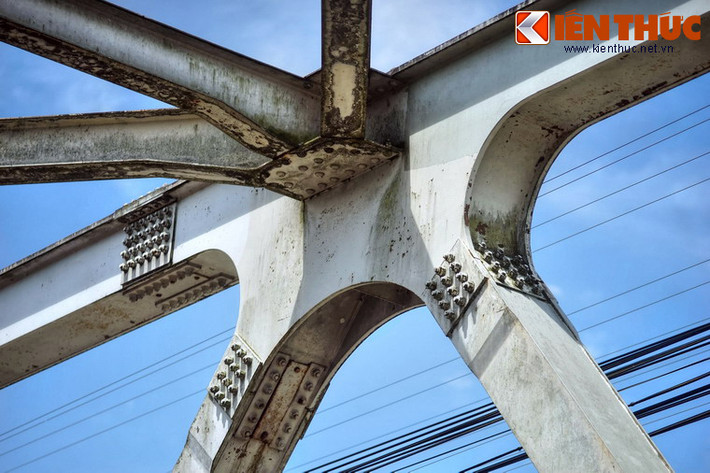 Trong giai đoạn chiến tranh khốc liệt, cầu sắt Bạch Hổ từng hai lần bị giật mìn đánh gãy, lần đầu vào cuối năm 1946, lần sau vào đầu xuân Mậu Thân 1968.