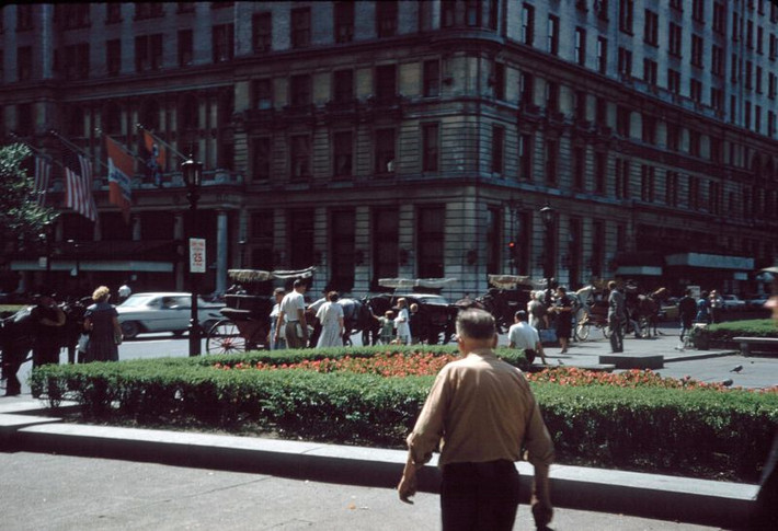 Bên ngoài khách sạn The Plaza ở khu Manhattan. Ảnh: Vintag.es.
