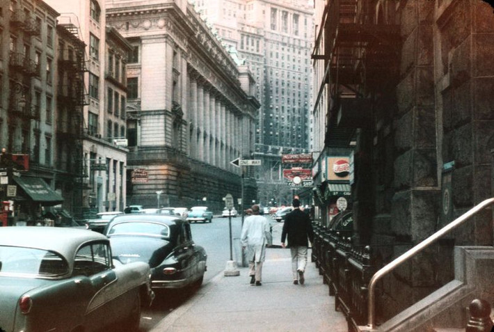 Đường phố ở khu Lower Manhattan. Ảnh: Vintag.es.